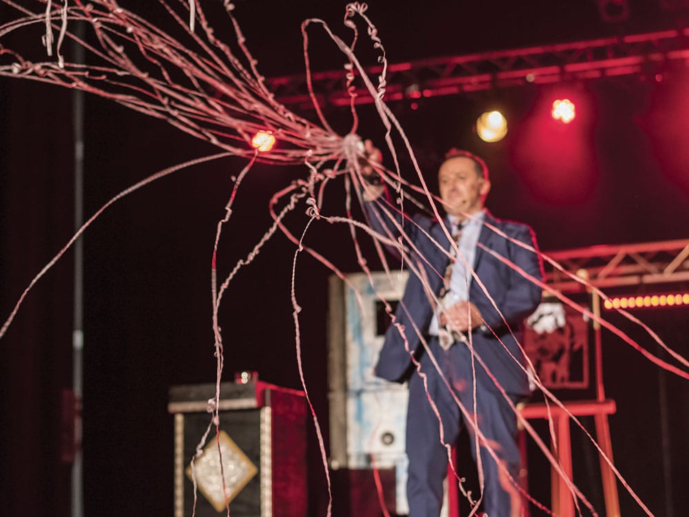 Tony Herman Magicien Spectacle scène La Rochelle