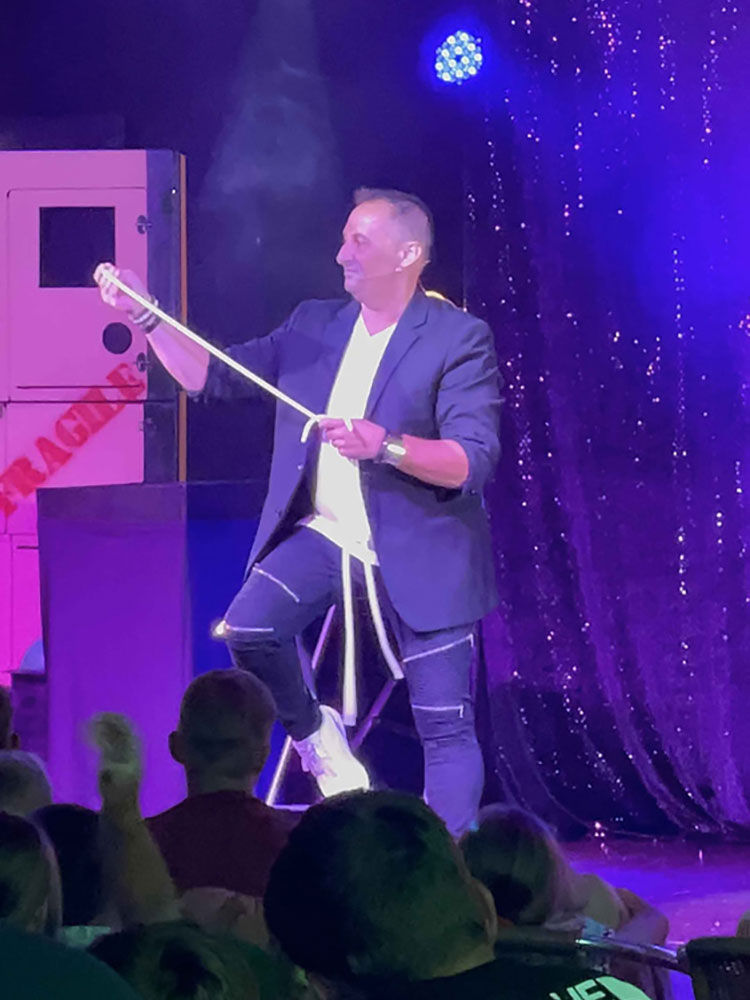 Tony Herman Magicien Spectacle scène La Rochelle