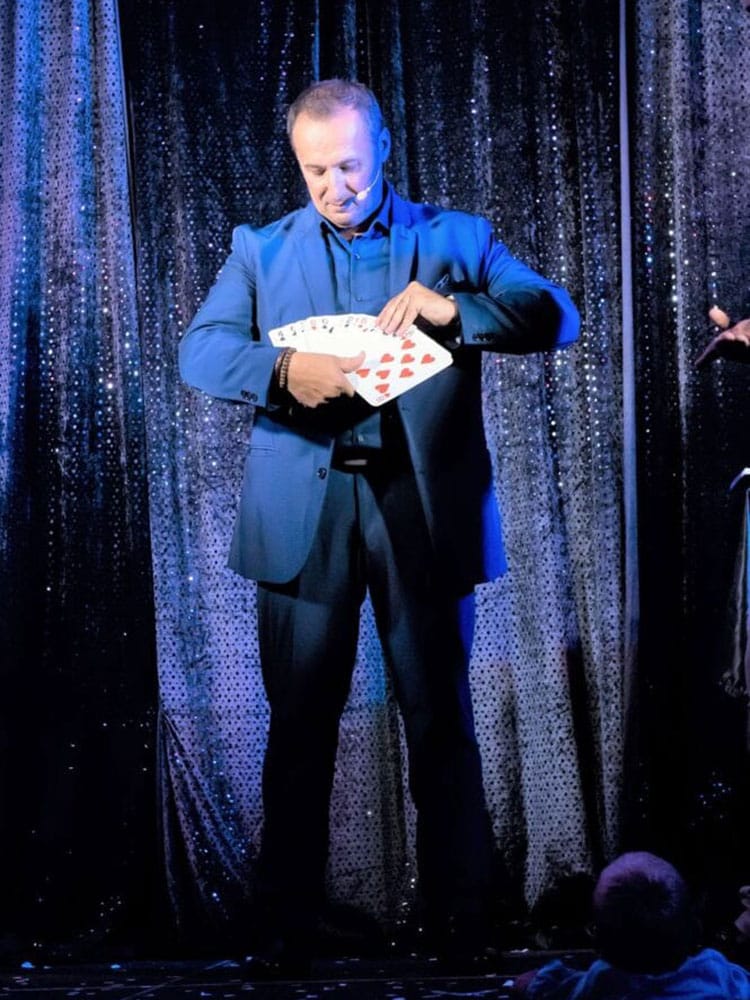 Tony Herman Magicien Spectacle scène La Rochelle