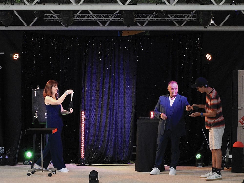 Tony Herman Magicien Spectacle scène La Rochelle