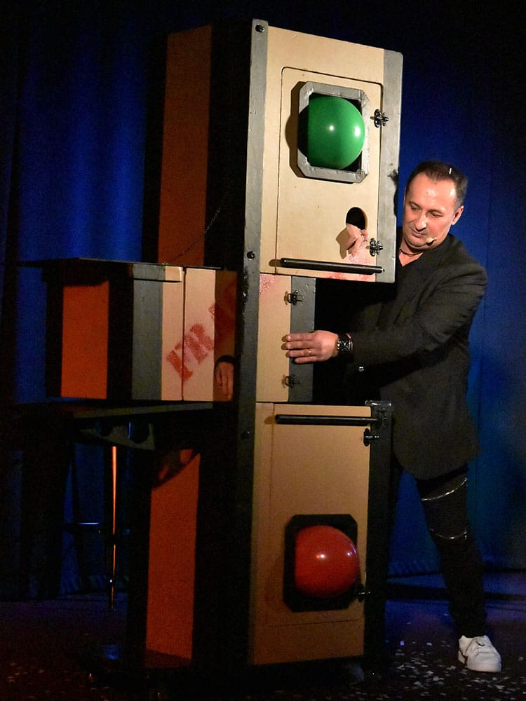 Tony Herman Magicien Spectacle scène La Rochelle