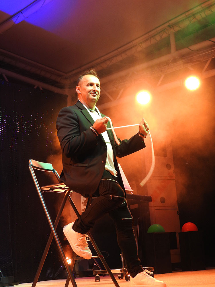 Tony Herman Magicien Spectacle scène La Rochelle