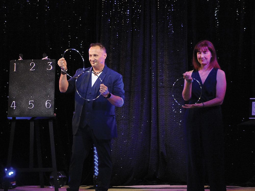 Tony Herman Magicien Spectacle scène La Rochelle