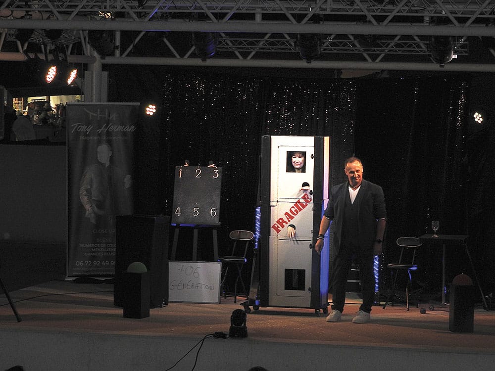 Tony Herman Magicien Spectacle scène La Rochelle