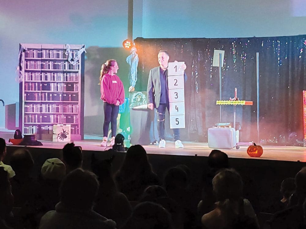 Tony Herman Magicien Spectacle scène La Rochelle